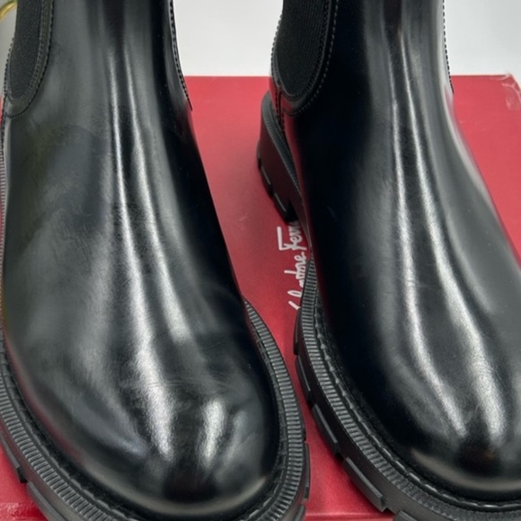 Men’s Ferragamo black calfskin Chelsea Boots. Size 11 main image 7